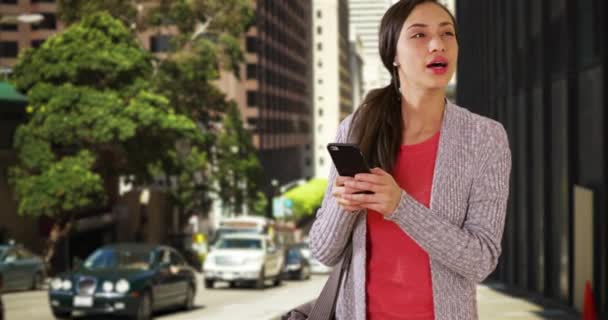 샌프란시스코 모퉁이에 스페인 여자가 문자를 보냈어 라티나의한 여자는 도시의 거리에서 — 비디오