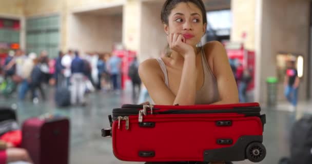 Unatkozó Latin Reptéren Vár Egy Bőrönddel Töprengő Fiatal Leül Bőrönddel — Stock videók
