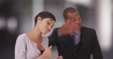 Ofislerinin önünde dans eden siyahi iş adamları. Garip Afrikalı Amerikalı profesyoneller çok eğleniyor. 4k