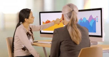 İki iş kadını grafikleri tartışıyor. İş adamları şirket hakkında konuşur. 4k