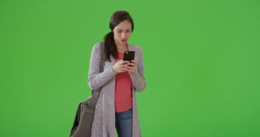 Bir İspanyol milenyumu akıllı telefonunu yeşil ekrandaki bir araç paylaşımını aramak için kullanır. Anahtar ya da birleşik olmak üzere yeşil ekranda.