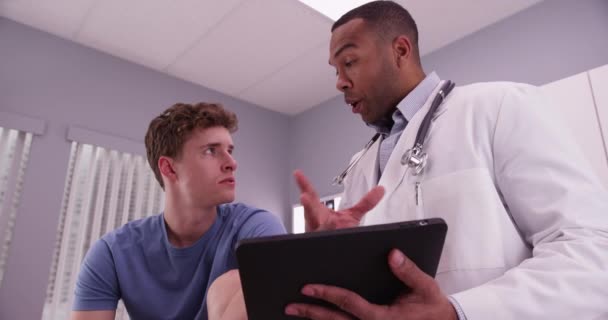 Guapo Médico Masculino Negro Mirando Dispositivo Tableta — Vídeo de stock