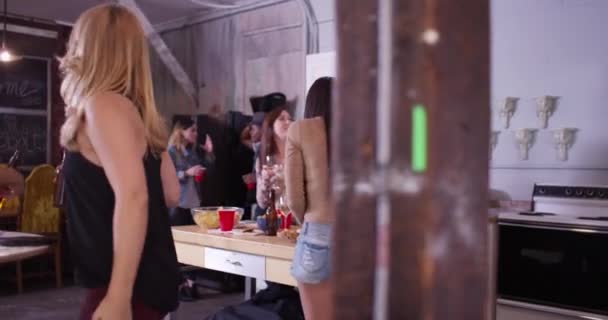 Fête Avec Groupe Jeunes Hipsters Métis Cuisine Urbaine Dansant Riant — Video