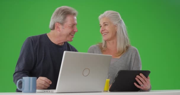 Portrait Charmant Couple Blanc Regardant Des Appareils Tech — Video