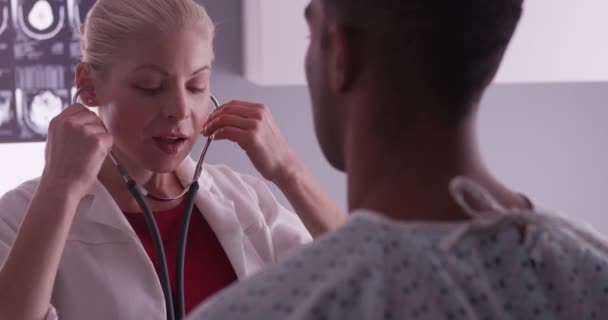 Mulher Médico Termina Ouvir Paciente Sexo Masculino Respiração — Vídeo de Stock