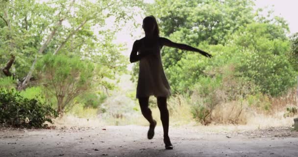 Silhuett Ung Frisk Asiatisk Kvinna Dansar Parken — Stockvideo
