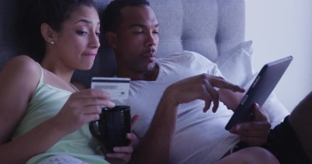 Siyah Spanyol Çift Tablet Bilgisayarlarıyla Online Alışveriş Yapıyor Yatakta Internette — Stok video