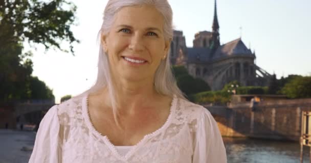 Alkalmi Portré Egy Csinos Nyugdíjas Idős Nőről Notre Dame Katedrális — Stock videók