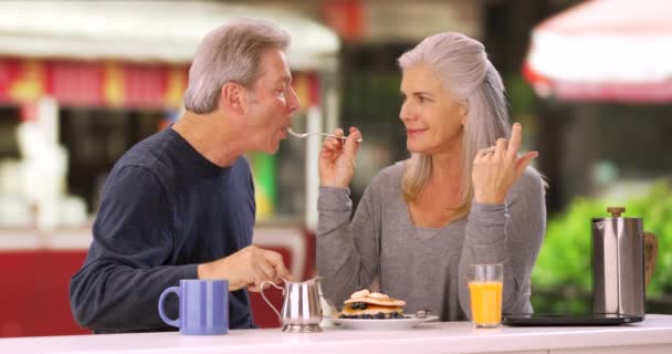 Dos Personas Mediana Edad Bien Parecido Compartir Desayuno Marido Esposa — Vídeos de Stock