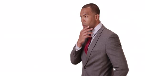 Svart Affärsman Tittar Genom Sitt Kontorsfönster Vit Bakgrund Afroamerikansk Affärsman — Stockvideo