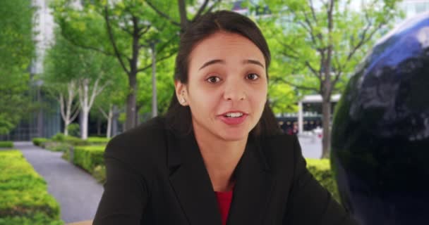 Професійна Латиноамериканська Бізнесменка Має Розмову Потенційним Клієнтом Іспанська Жінка Бізнес — стокове відео
