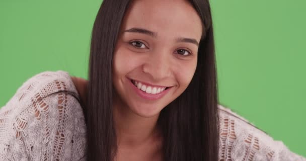 Retrato Una Chica Latina Sonriendo Posando Para Cámara Pantalla Verde — Vídeo de stock