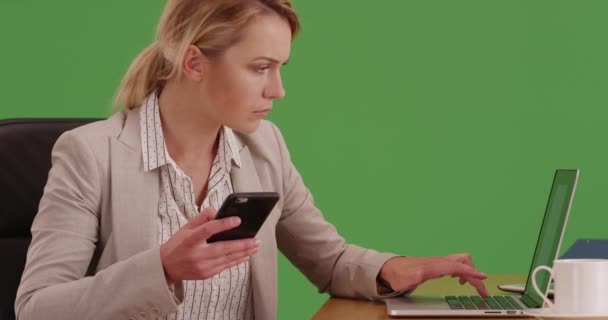 Bizneswoman Pracuje Przy Biurku Laptopem Smartfonem Zielonym Ekranie Zielonym Ekranie — Wideo stockowe
