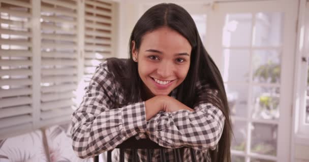 Mujer Latina Bonita Sentada Casa Sonriendo Cámara — Vídeos de Stock