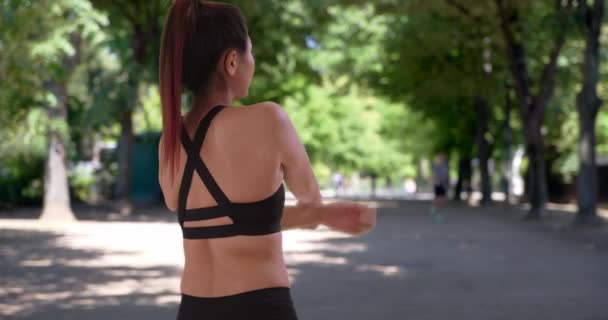 Atletica Asiatica Americana Femminile Riscalda Correre Parco Colpo Corridore Rallentatore — Video Stock