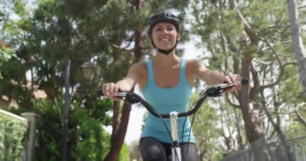 Glückliche Frau Lächelt Beim Fahrradfahren — Stockvideo