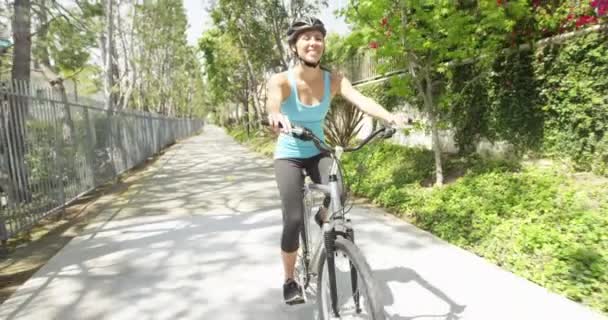Jovem Mulher Sorrindo Andando Bicicleta Caminho — Vídeo de Stock
