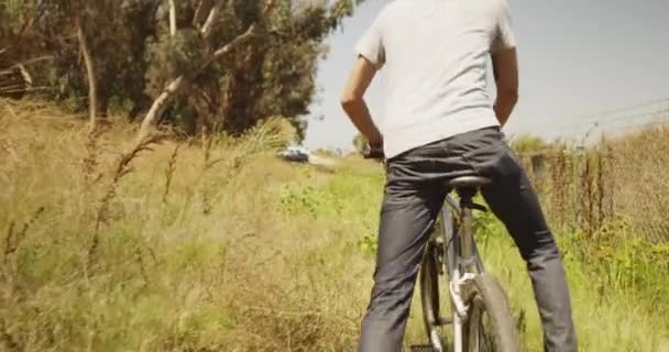 Lindo Hombre Hispano Montando Bicicleta Camino — Vídeo de stock