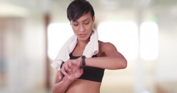 Schwarze Frau Fitnessstudio Mit Smartwatch Die Herzfrequenz Überprüfen Gesunde Junge — Stockvideo