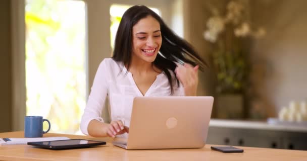 Een Latina Viert Feest Als Haar Laptop Gebruikt Een Spaanse — Stockvideo