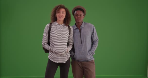 Mujer Negra Mira Fijamente Pantalla Verde Pantalla Verde Para Teclear — Vídeos de Stock