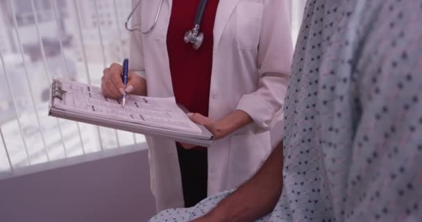 Primer Plano Mujer Doctora Escribiendo Notas Hablando Con Paciente — Vídeos de Stock