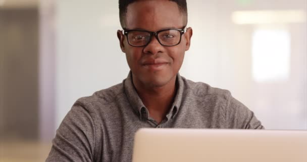 Przystojny Afroamerykanin Millenium Siedzi Przy Biurku Uśmiechniętym Komputerem Portret Szczęśliwego — Wideo stockowe