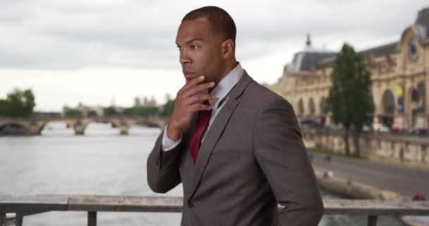 Πορτρέτο Ενός Αφροαμερικανού Επιχειρηματία Που Σκέφτεται Μόνος Του Στο Παρίσι — Αρχείο Βίντεο
