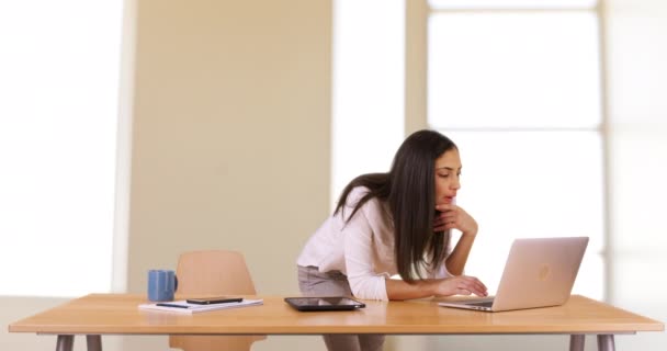 Uma Mulher Hispânica Usa Portátil Trabalho Uma Mulher Negócios Latina — Vídeo de Stock