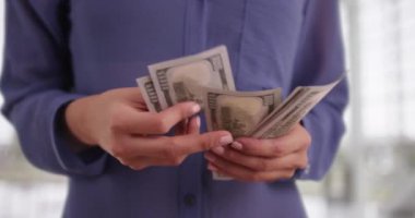 Meksikalı kadın para çekmeye başladı.