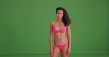 Yeşil ekranda bikini giyen Millennial Woman 'a uygun. Anahtarlama veya birleştirme için yeşil ekranda.