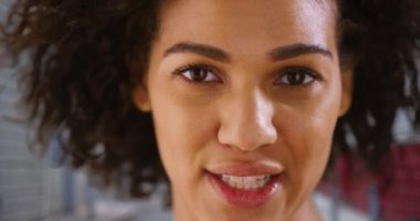 Genç siyahi kadının yüzüne yakından bak. Şehir ortamında bir kadının portresi.