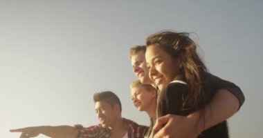 Mutlu arkadaş okyanus konuşmakta arıyorsunuz