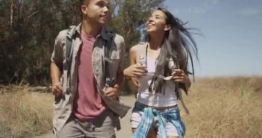 Yolda koşan Meksikalı çift