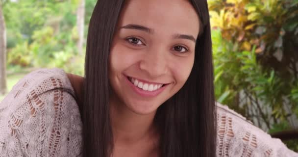 Aranyos Latina Lány Mosolyogva Kamera — Stock videók