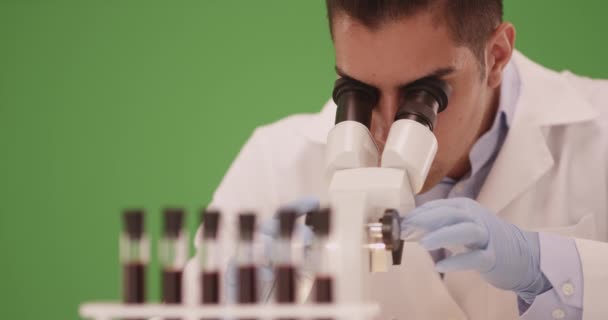 Tisíciletý Hispánský Vědec Medicínského Výzkumu Laboratoři Pomocí Mikroskopu Zelené Obrazovce — Stock video