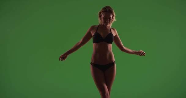 Yeşil Ekranda Duran Güzel Bir Kadının Silueti Anahtar Birleşik Olmak — Stok video