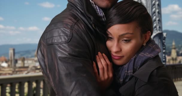 イタリアのフィレンツェでの休暇中は アフリカの男性と女性が温かく抱き合っています 彼女の愛するボーイフレンドに受け入れられている豪華なアフリカ系アメリカ人の女性 — ストック動画