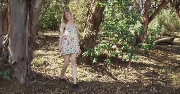 Mujer Rubia Joven Caminando Aire Libre — Vídeos de Stock