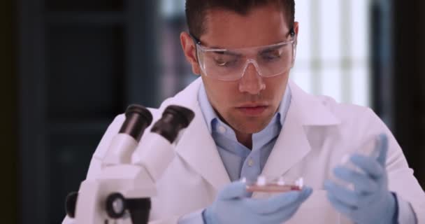 Hispánský Lékařský Vědec Laboratoři Dívá Vzorek Lékařský Výzkumník Bezpečnostních Brýlích — Stock video