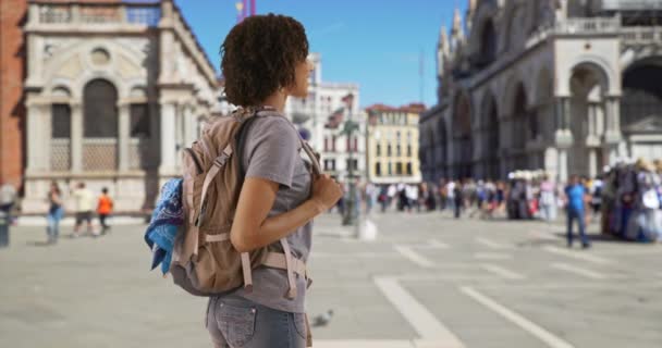 Bela Mochila Feminina Africana Pela Europa Olha Redor Praça São — Vídeo de Stock