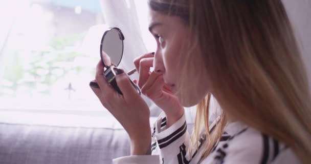 Toma Mano Hermosa Mujer Latina Haciendo Maquillaje Espejo — Vídeos de Stock