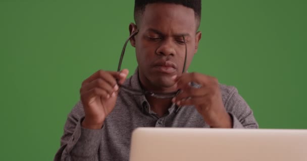 Afroamerykanin Zakładający Okulary Komputera Zielonym Ekranie Zielonym Ekranie Klucza Lub — Wideo stockowe