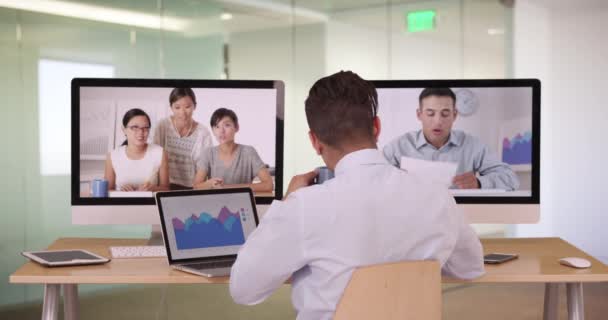 사무실의 사업가가 동료들 이야기를 나누고 컴퓨터 비디오 콘퍼런스 사용하는 스페인 — 비디오