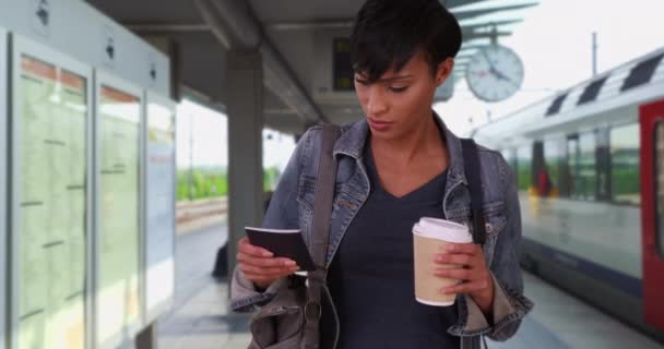 Молода Чорна Жінка Знаходить Втрачений Паспорт Своїй Сумочці Сміється Себе — стокове відео