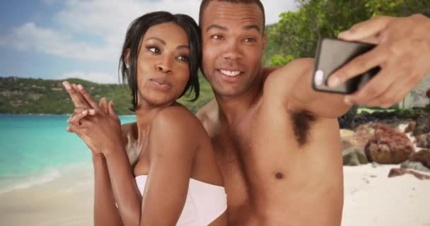 Black Couple Honeymoon Taking Selfie Caribbean Beach Man Woman Smartphone — Stock Video