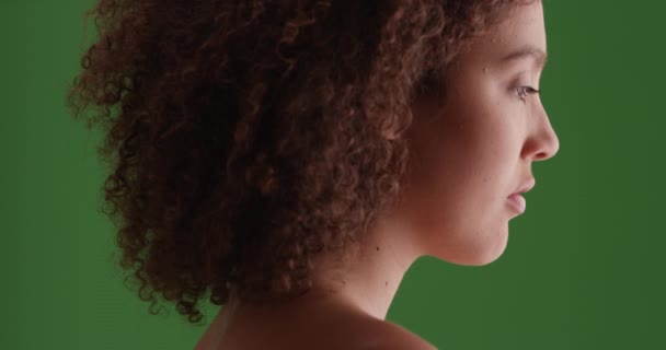 Czarna Dziewczyna Patrzy Zielony Ekran Zielonym Ekranie Klucza Lub Kompozycji — Wideo stockowe