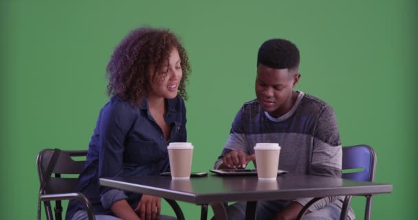 年轻的黑人男女在绿色屏幕上喝咖啡 在绿色屏幕上键入或合成 — 图库视频影像