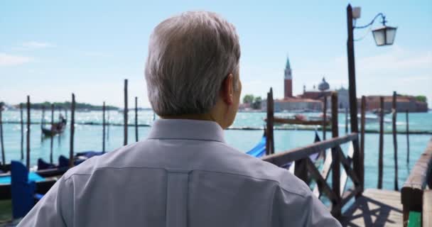 Ηλικιωμένος Καυκάσιος Κοιτάζει Γύρω Από Τις Αποβάθρες Στη Βενετία Ιταλία — Αρχείο Βίντεο