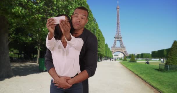 Giovane Coppia Viaggio Parigi Prendere Simpatici Selfie Insieme Vicino Alla — Video Stock